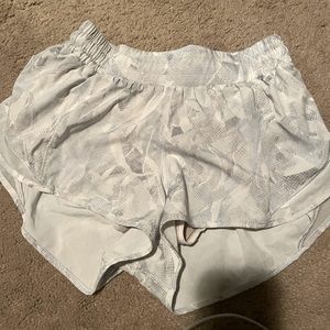 Lululemon Hotty Hot Short 2.5” size 6 Jasmine White Multi/White